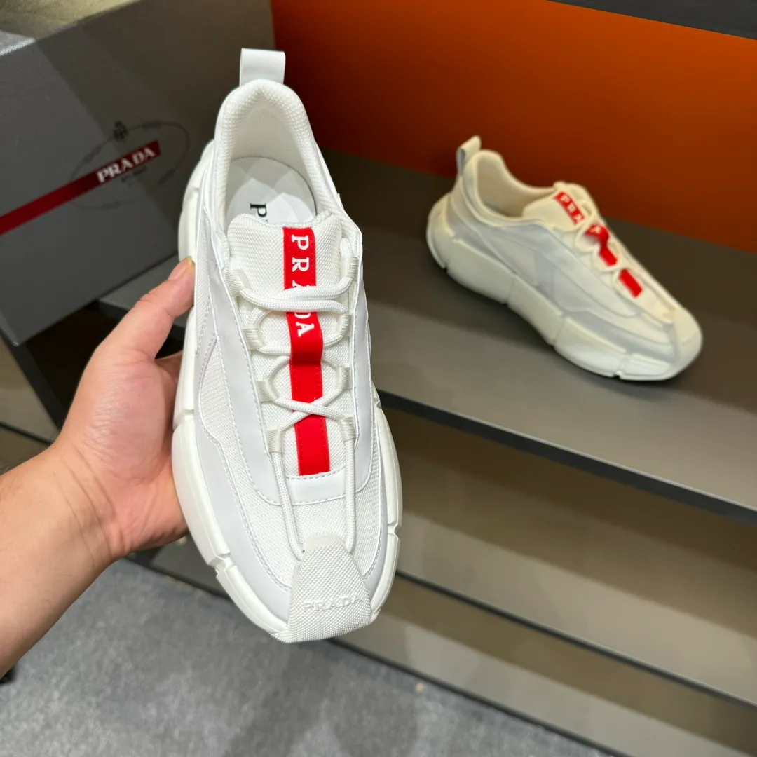P460 PRADA/Prada men's lace-up leather casual sports shoes, the upper is made of cowhide leather and breathable mesh. It is soft, comfortable and breathable. The tongue is decorated with the PRADA brand letter logo. The thick rubber sole echoes the red label tongue. The style is fashionable and elegant. The details are carefully crafted. A casual sports shoe with a super western style and excellent breathability! Code number 38-45 (45 customized)